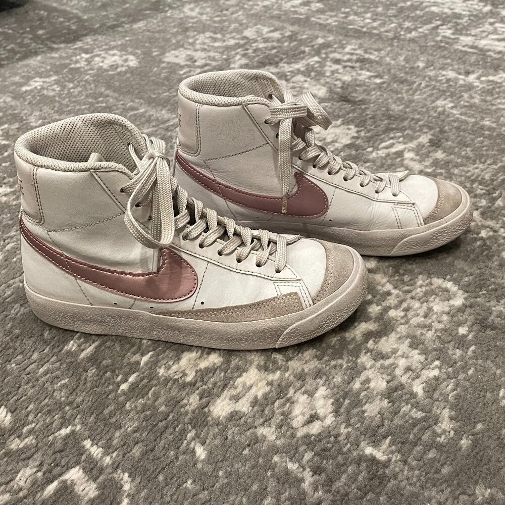Nike Kids Sneakers in White and Pink